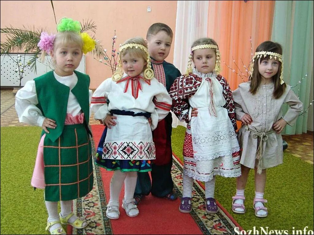 Сценарий про беларусь. Белорусский костюм в детском саду. Белорусский национальный костюм для детей. Белорусские костюмы для детей. Костюм белорусов для детей.