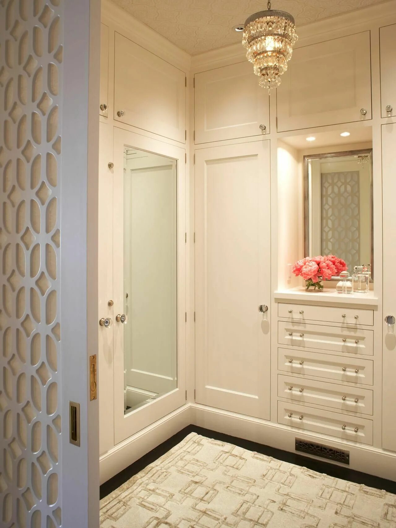 Дверь в гардеробную в коридоре. Шкаф в прихожую в классическом стиле. Гардеробная с зеркалом. Встроенный шкаф в классическом стиле. Гардеробная комната с зеркальными дверями.