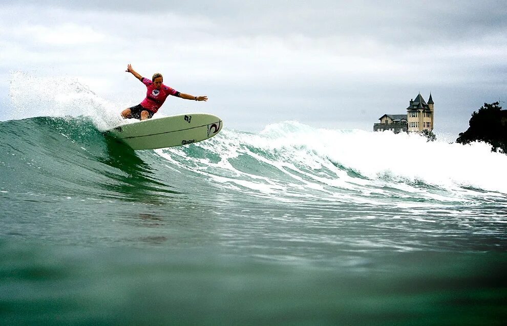 на серфинг. на гребне волны серфборд. человек на гребне волны. на серфинг. красивый серфер.