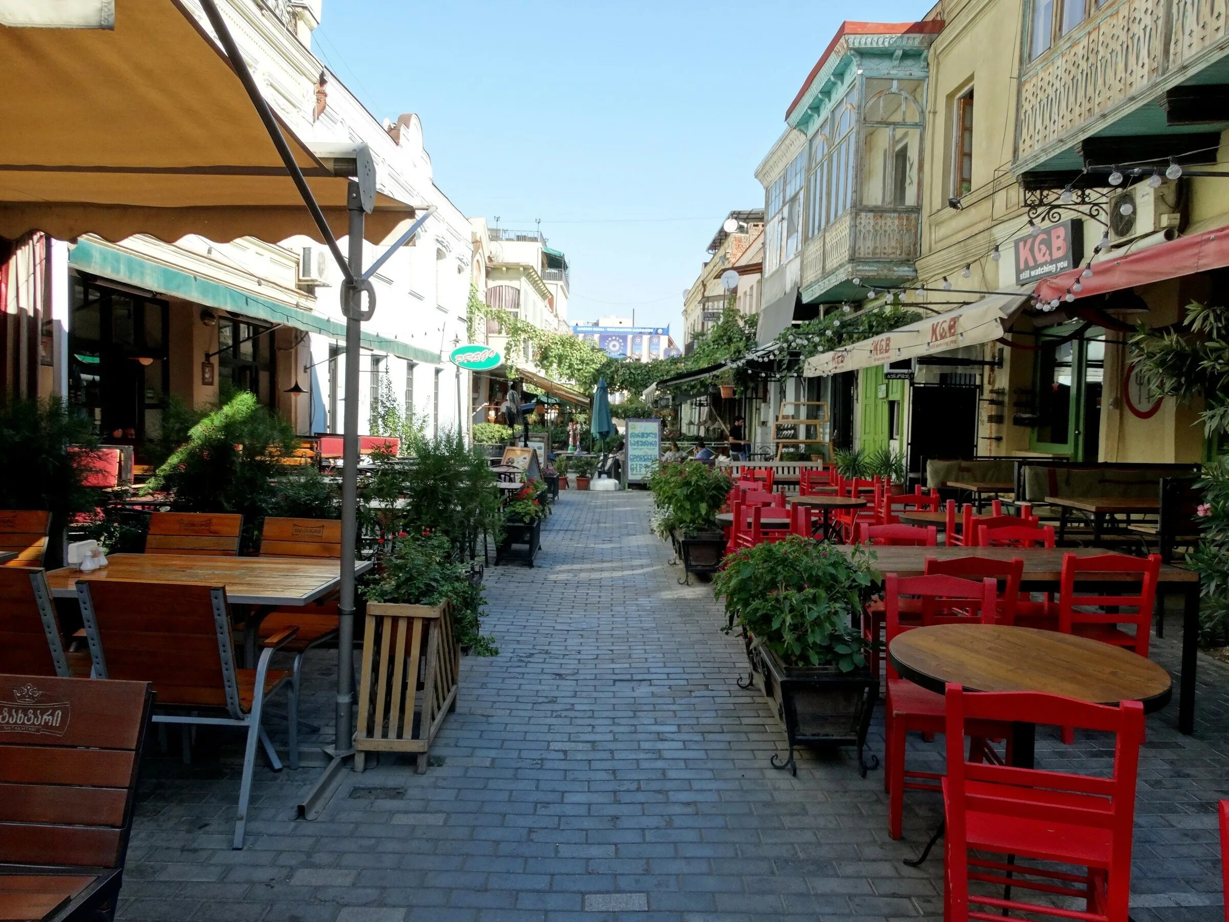 Tbilisi streets. Улица Шардени Тбилиси. Улица жана Шардена в Тбилиси. Тбилиси Шарден стрит. Тбилиси улица Шардени кафе.