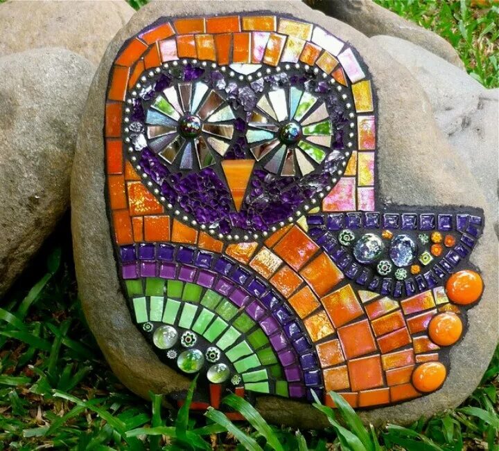 Мозаика в ландшафте. Мозаика на даче. Мозаика из плитки в саду. Мозаичный декор для сада. Мозаичные дома