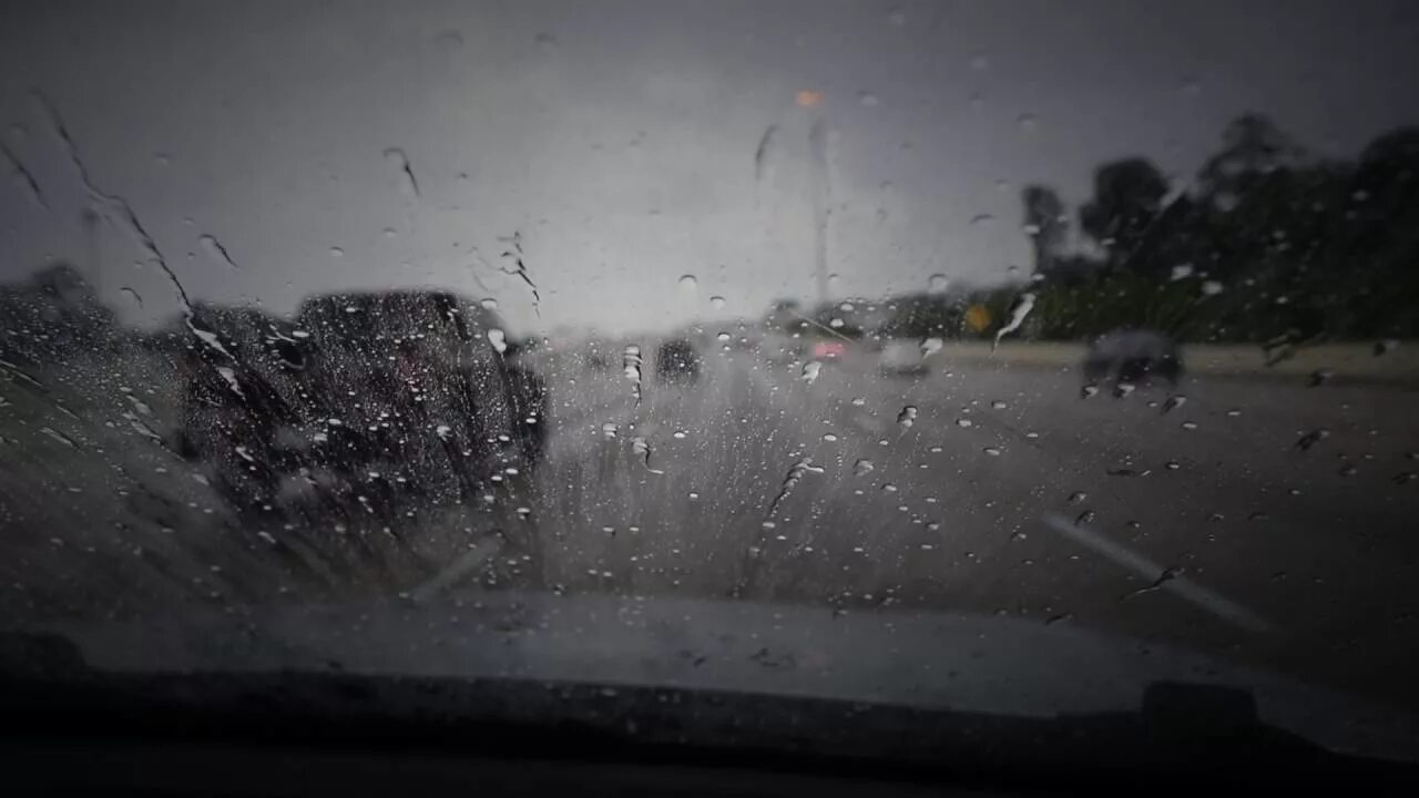 Машина под дождем. БМВ под дождем. BMW сильный дождь. Машина под дождем фото. Driver rain