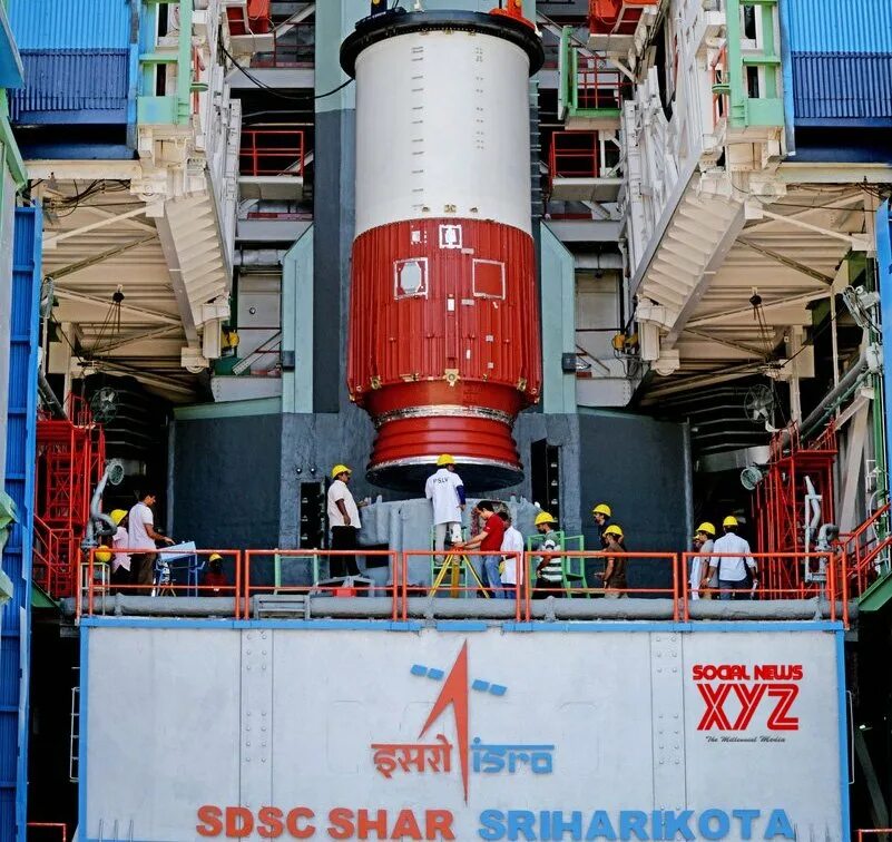 Ускорители psom PSLV. PSLV рядом с людьми. ISRO. Launch Accelerator s200 Rocket India.