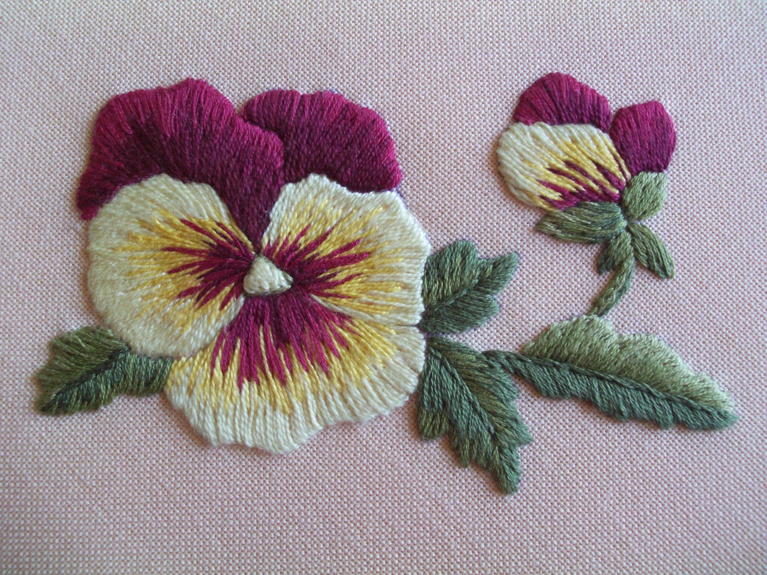 Маша научилась вышивать крестом и гладью цветы. Художественная гладь елены красуля. Маленькие вышивки гладью. Вышивка гладью. Вышивка гладью.