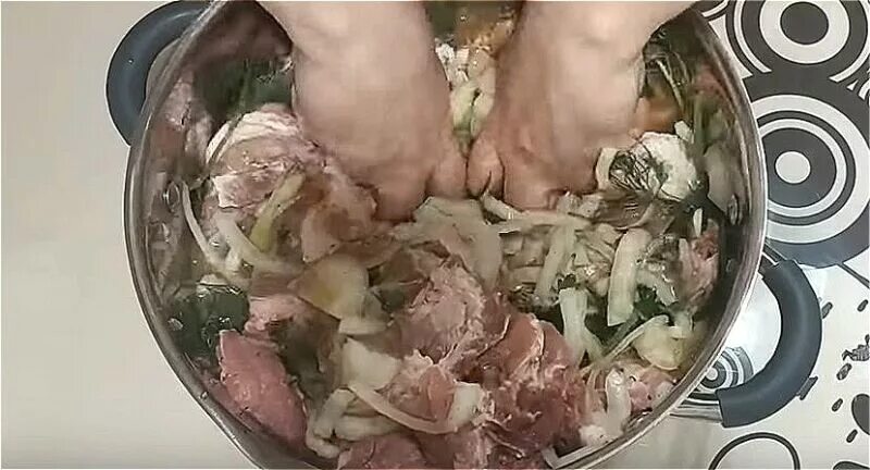 Шашлык из свинины уксус минералка. Маринад из уксуса для шашлыка из свинины. маринад для шашлыка с уксусом и луком для свинины. шашлык с уксусом и луком. рассол для шашлыка из свинины с уксусом и луком.