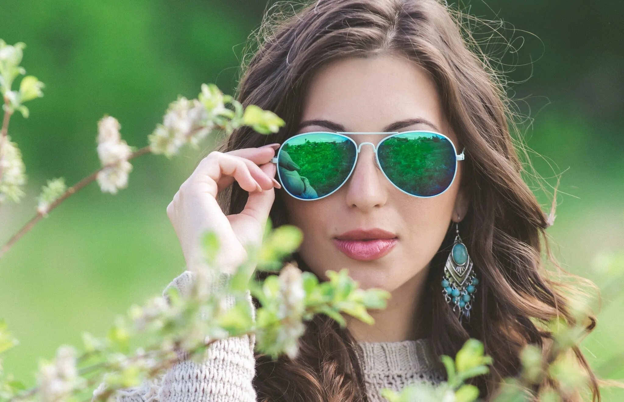 Девушка в солнечных очках. Девушка в солнцезащитных очках. Девушка в зеленых очках. Красивые очки.