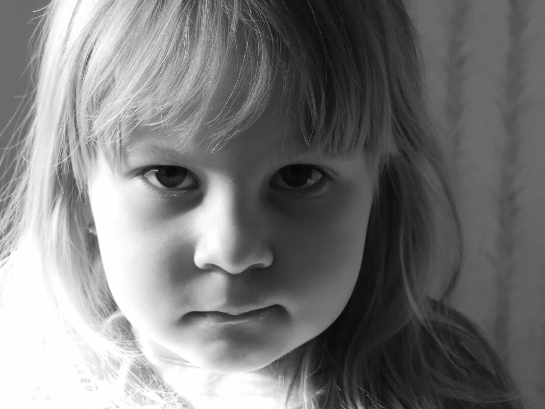 Добрые глаза женщины. Дети с цветами. Савулиди наталья евгеньевна. Улыбка ребенка. Девочка улыбается.