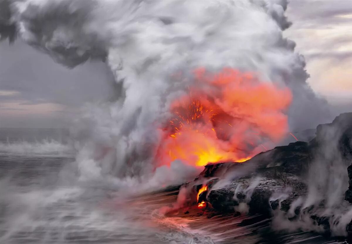 Землетрясение извержение. Лава Биг Айленд. Извержение вулкана ЦУНАМИ. Вулканическое ЦУНАМИ. ЦУНАМИ вызванные извержением вулкана.