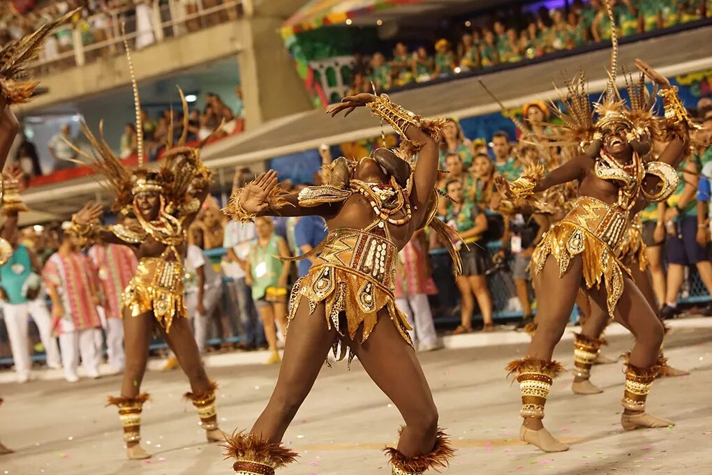 Карнавал в полный рост. Карнавал в Рио-де-Жанейро 2023. Карнавал Рио де Жанейро танцы. Рио-де-Жанейро карнавал костюмы. Бразильский карнавал с откровениями.