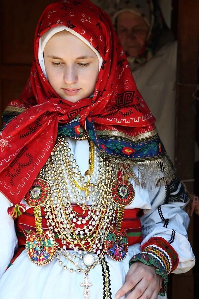 Почему женщины носили платки. Девушка в русском народном платке. Традиционный русский платок. Женщина в платке. Русский костюм с платком.