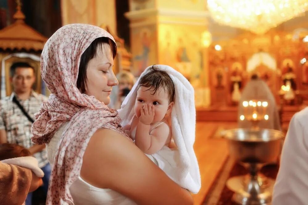 Что делает крестная во время крещения. Крещение в церкви. Крещение ребенка. Крещение детей в церкви. Дети в храме.