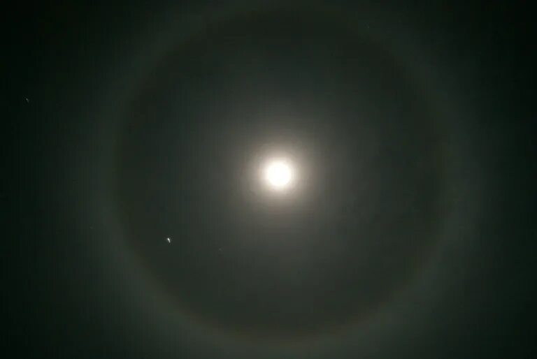 Точки вокруг луны. Большой круг вокруг Луны. Луна в круге. Кольцо вокруг Луны зимой. Обруч вокруг Луны.