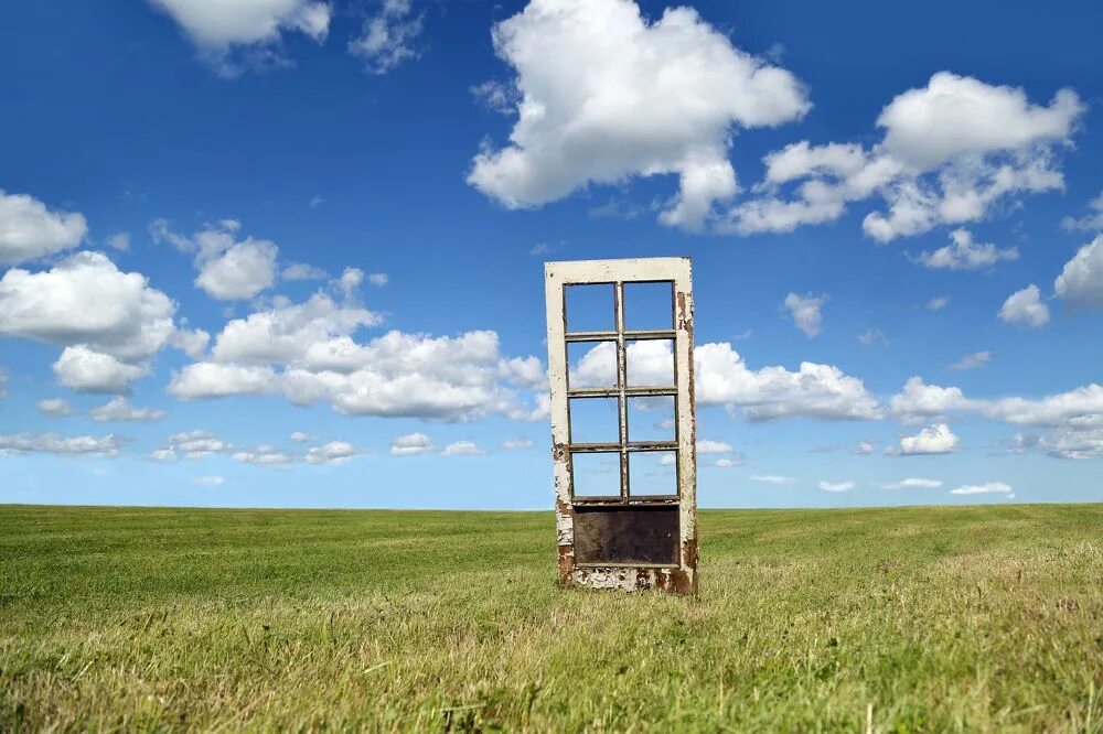 Дверь в чистом поле. Ворота в поле. Дверь в чистом поле. Шлагбаум без забора. Открытая дверь.