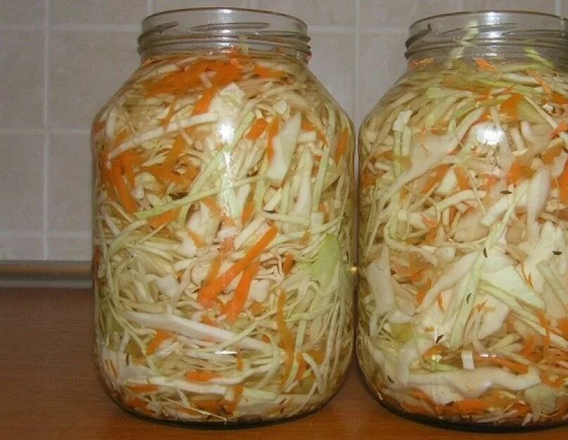 Капуста быстро с чесноком. Солёная капуста на зиму хрустящая. соление капусты кусками. солёная капуста быстрого приготовления в банке. капуста соленая кусками на зиму.