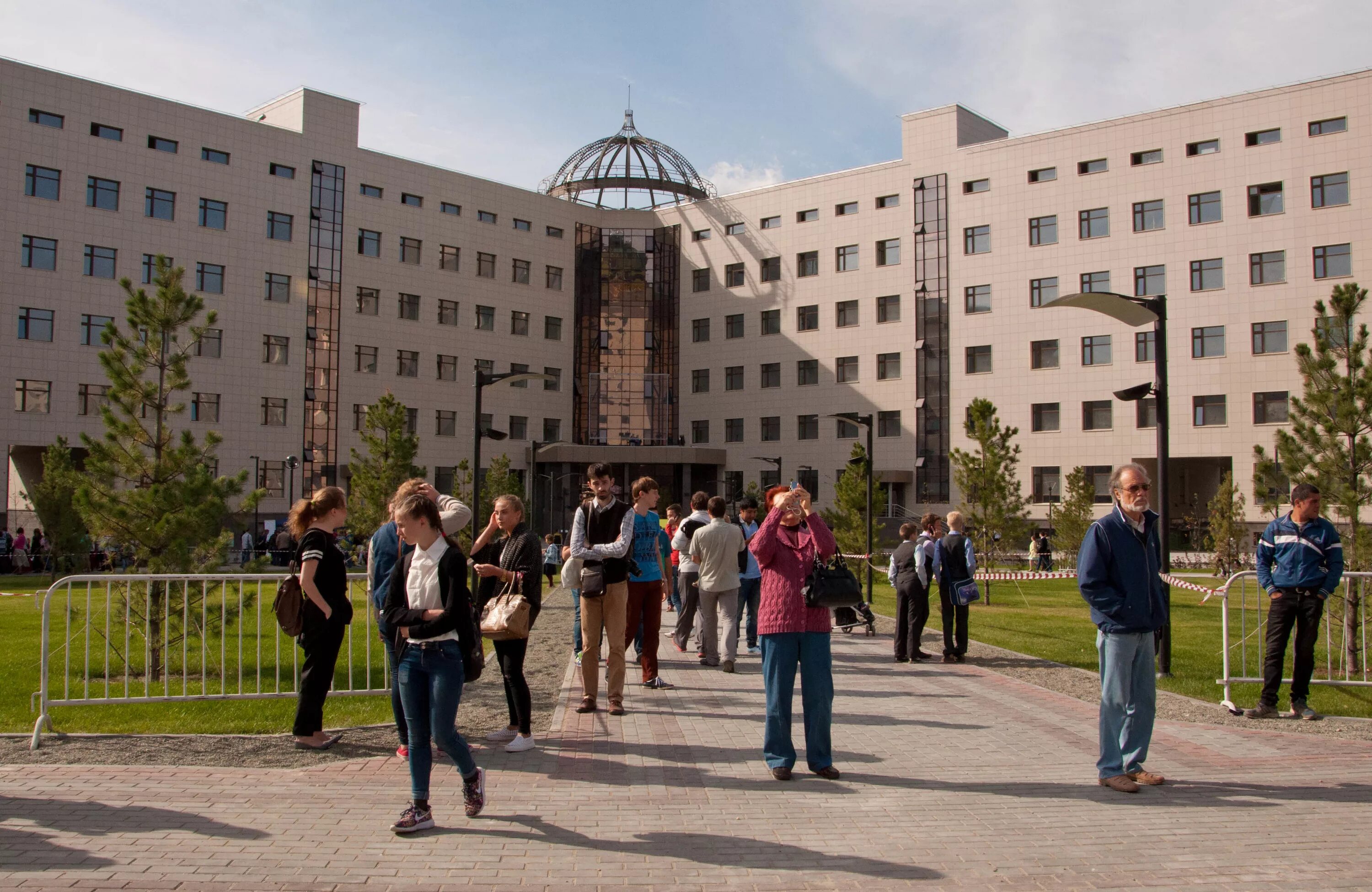 Новосибирск университет НГУ. Здание НГУ Новосибирск. НГУ летом Новосибирск. Новое здание НГУ Новосибирск.