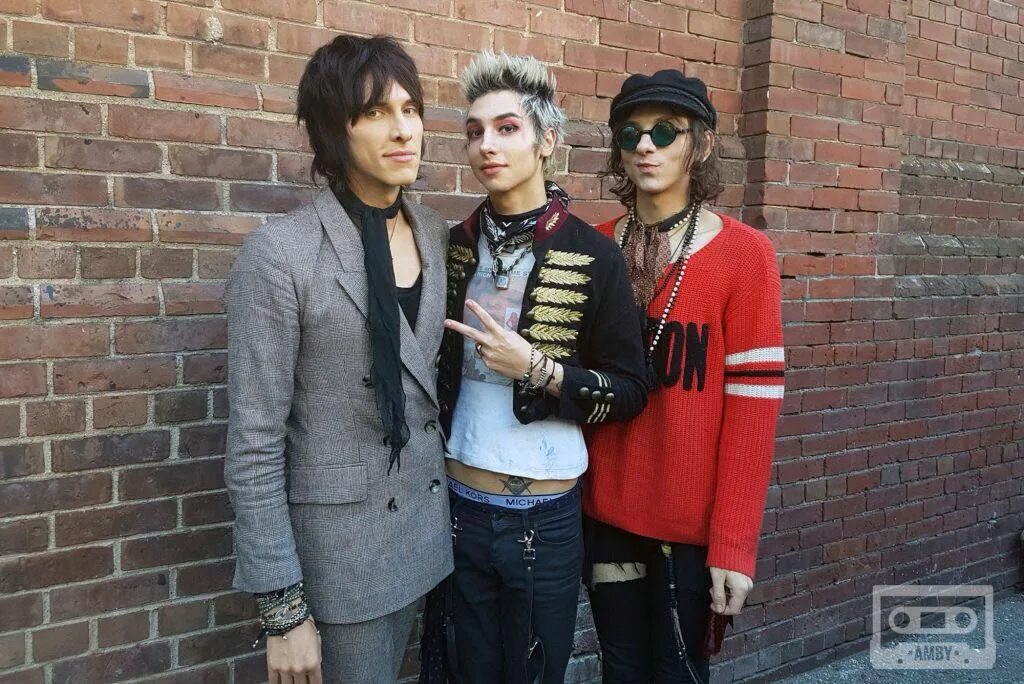 Palaye royale dead. Группа Palaye Royale. Себастиан Данциг Palaye Royale. Palau Royal группа. Группа Palaye Royale участники.