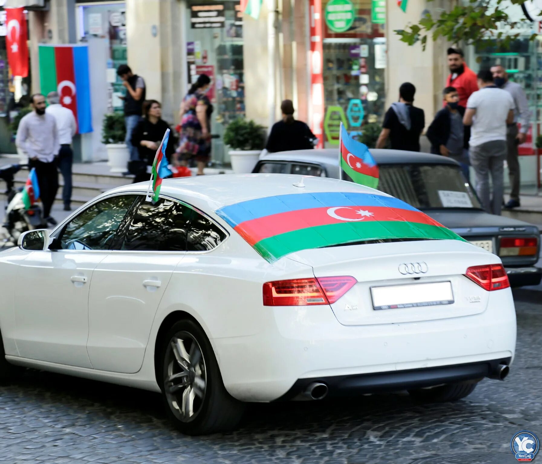 Азербайджан выгодно. Флаг Баку Азербайджан. Флаг на машине. Флаг Азербайджана на машине. Азербайджанские машины.