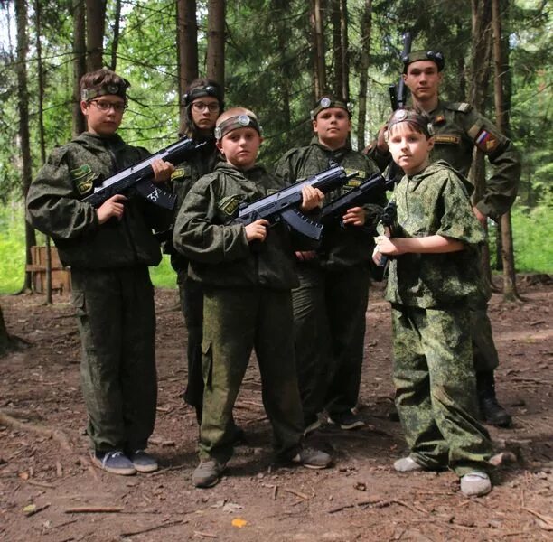 Военно спортивный лагерь. Лагерь военно патриотический для детей Подмосковье. Военно патриотический лагерь Ортокс. Спортивный лагерь в Московской области. Военный лагерь для детей.