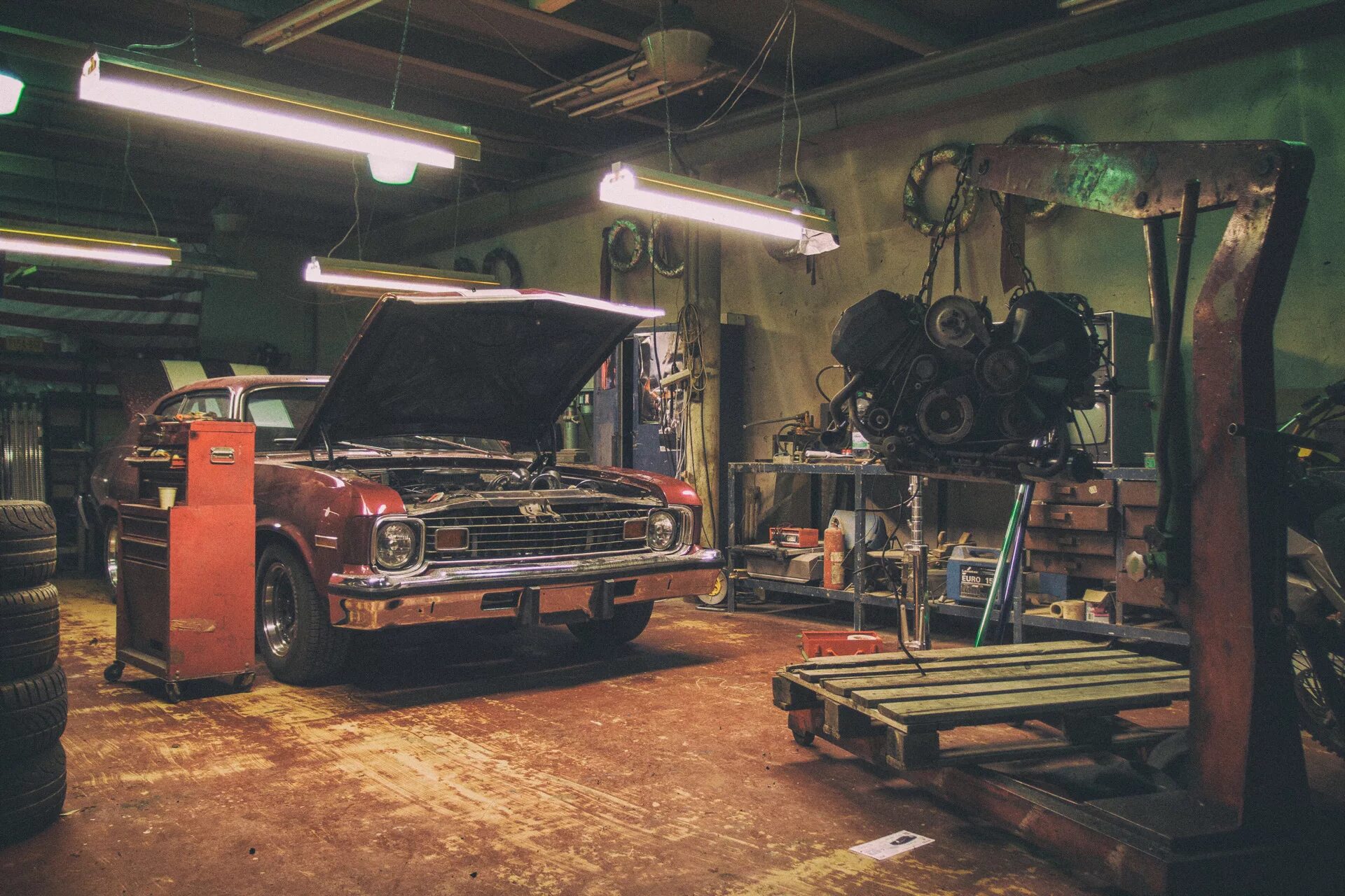 В феврале в мастерской отремонтировали 480. Автомастерская в гараже. Мастерская машин. Гараж для автомобиля. Ремонтная мастерская автомобилей.