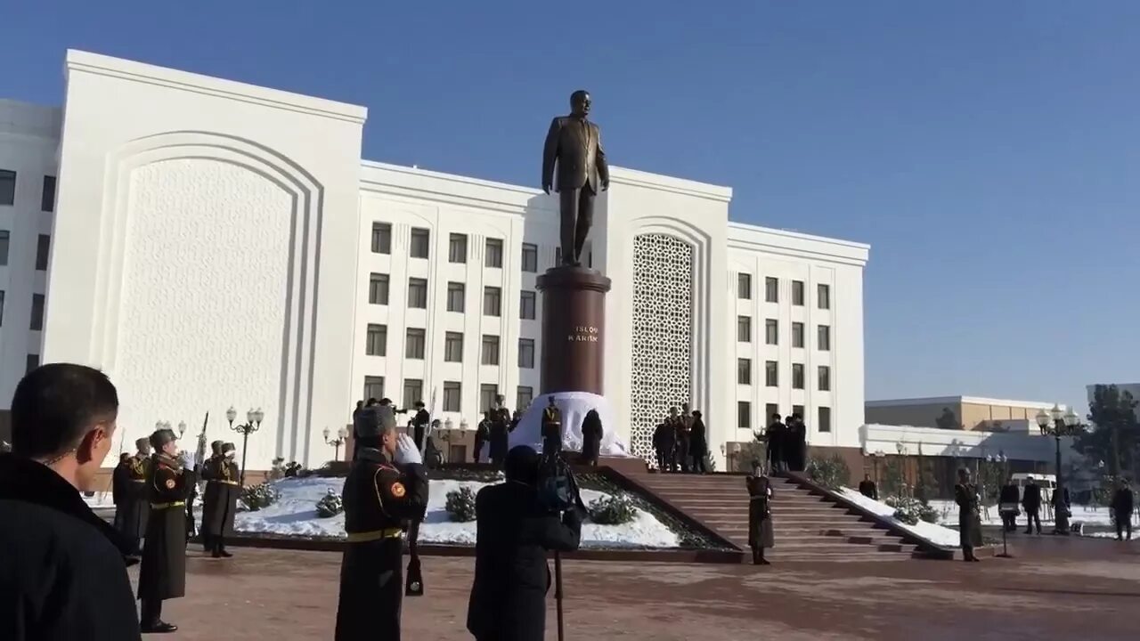 Кашкадарья город карши. Карши шахар. Ўзбекистон қарши. Ўзбекистон қарши. Ислам каримов хайкали самарканд.