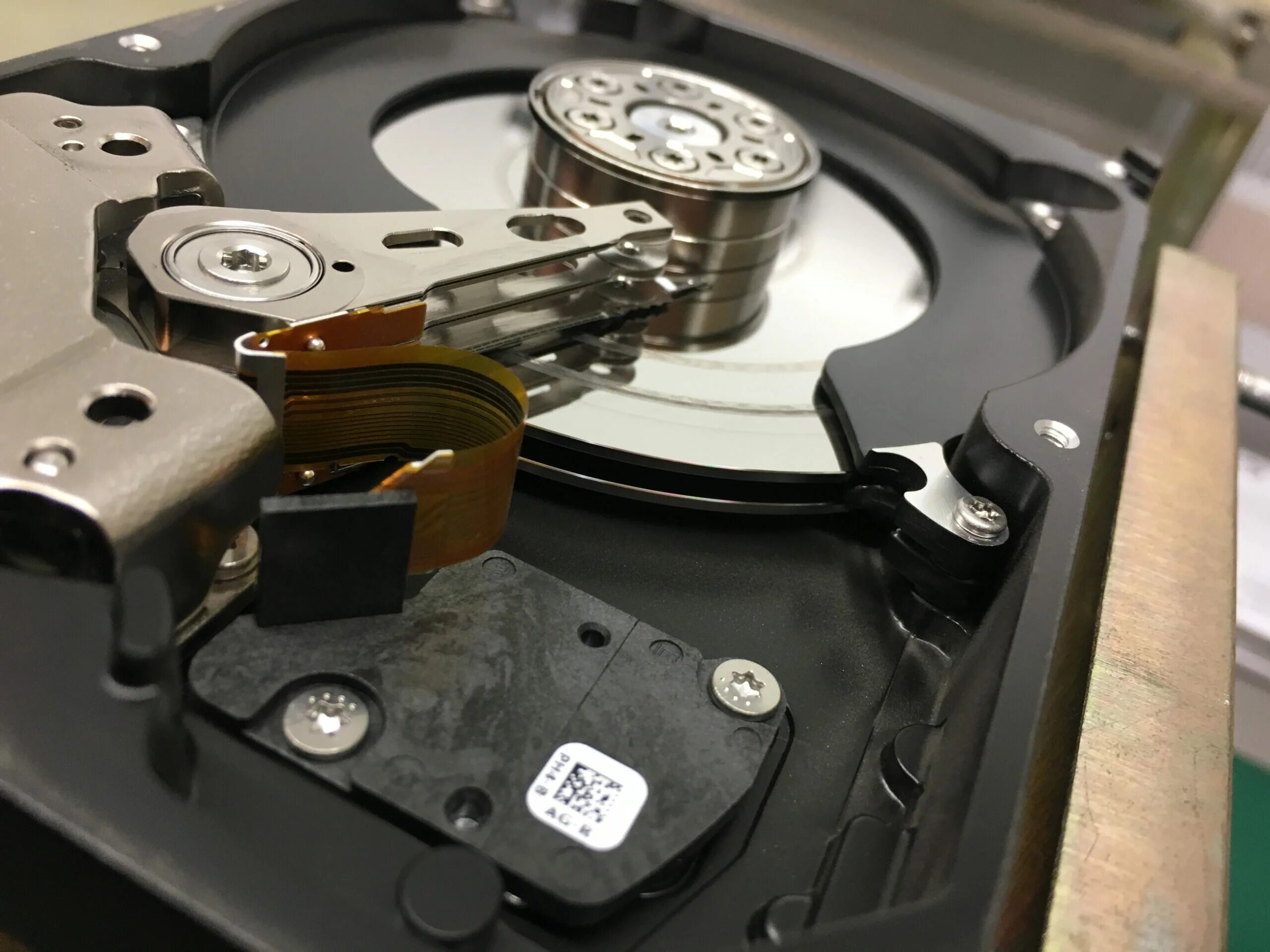 Гудит жесткий диск. Пластины жесткого диска. Дисковые пластины HDD. Восстановление жестких дисков. Восстановление данных с жесткого диска.