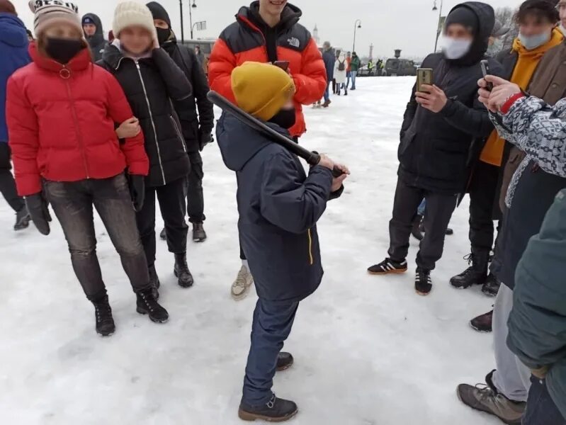 Несанкционированные митинги несовершеннолетние. Школьники на митинге. митинг подростков. подростки на митинге навального. незаконные митинги с участием детей.