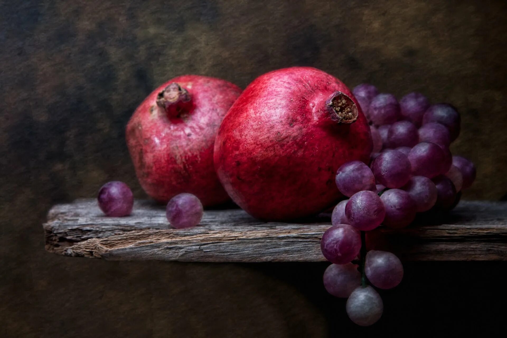 Виноград и яблоки. Гранат и виноград. Банан гранат виноград. Гранат виноград одноразки. Натюрморт гранат и инжир.