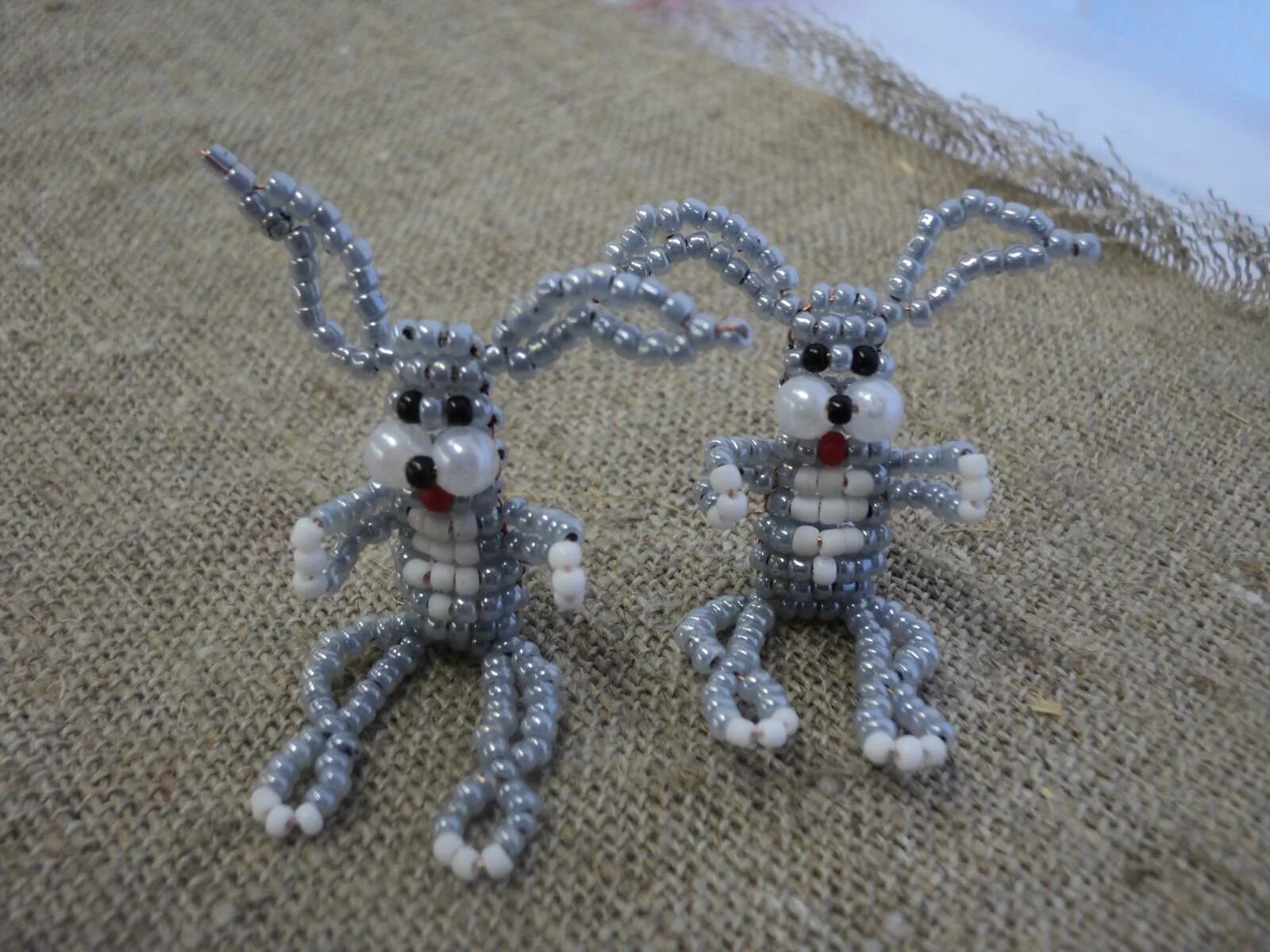 Зайчик из бисера объемный. Кролик из бисера объемный. Заяц из бисера. Зайчик из бисера. Заяц из бисера.