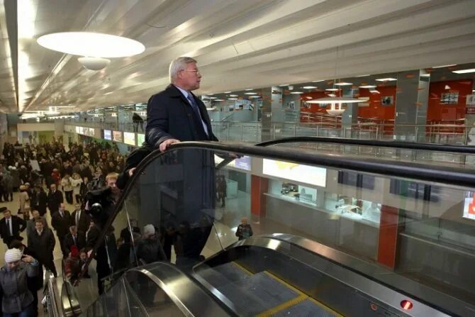 Аэропорт Томск внутри. Богашёво аэропорт Томск внутри. Аэропорт Томск зал ожидания. Регистрация Томск аэропорт. Вылет аэропорт богашево