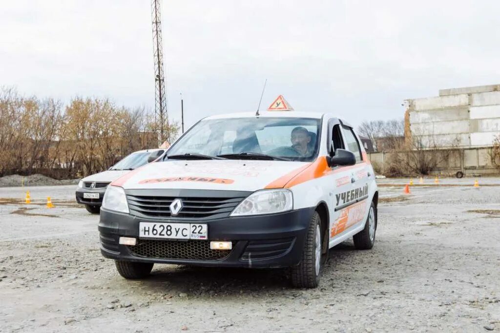 Такси бийск цена. Автошкола Импокар Бийск. Импокар плюс Бийск. Автопарк автошколы. Автопарк школа вождения.