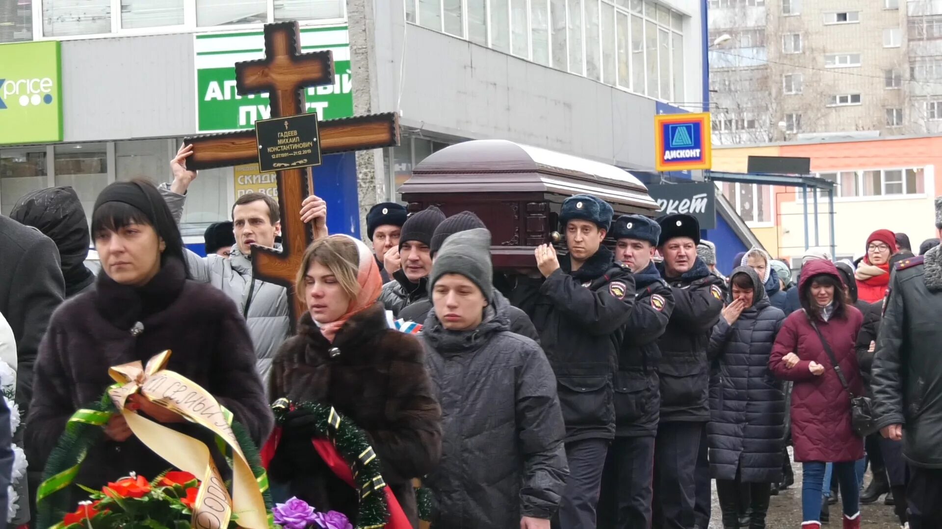 Последние новости 1 03. Похороны сотрудника полиции. Могилы погибших милиционеров.