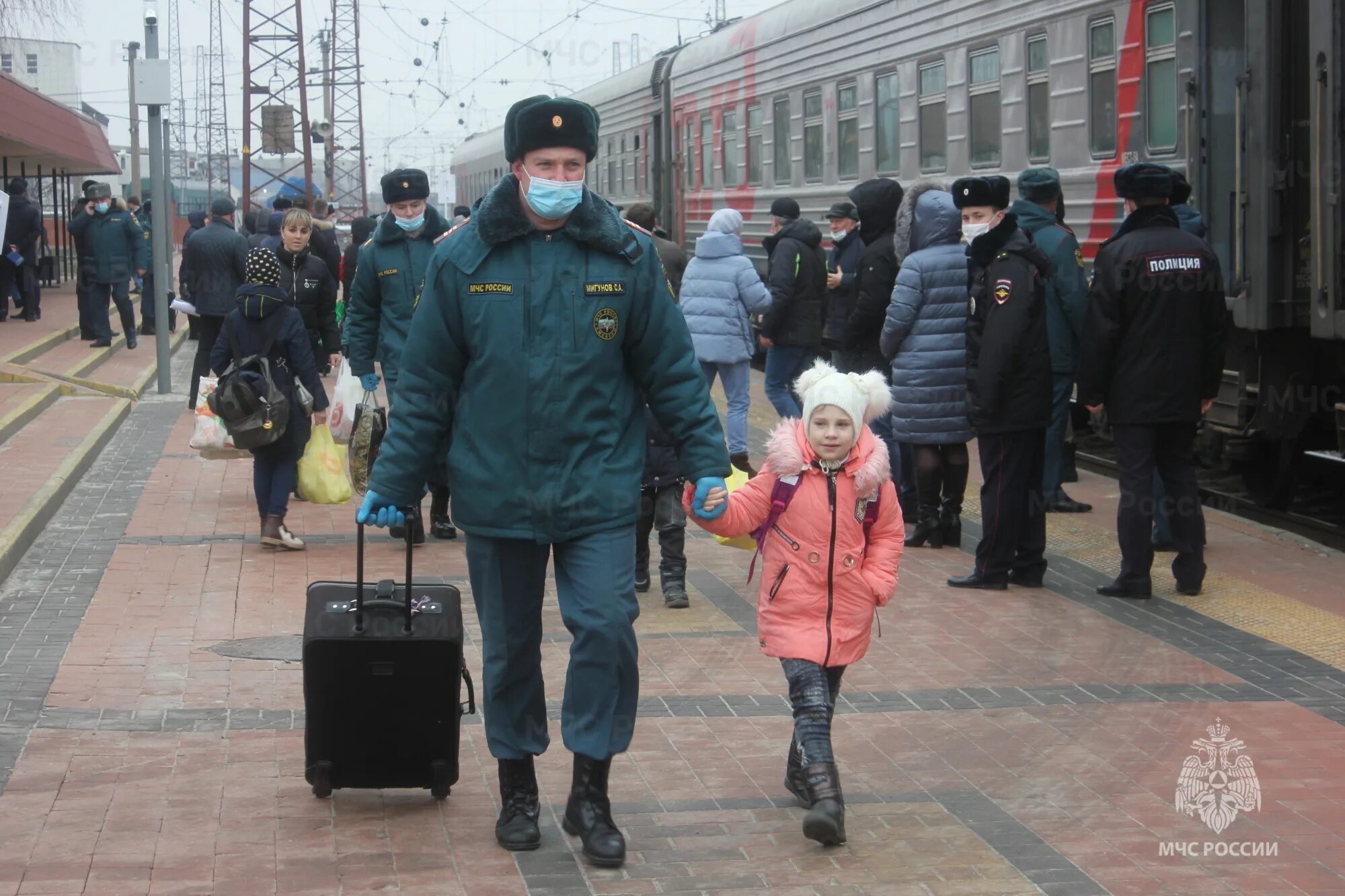 Люди на вокзале. Жители гор. ДНР И Белгородская область. Беженцы из Белгородской области.