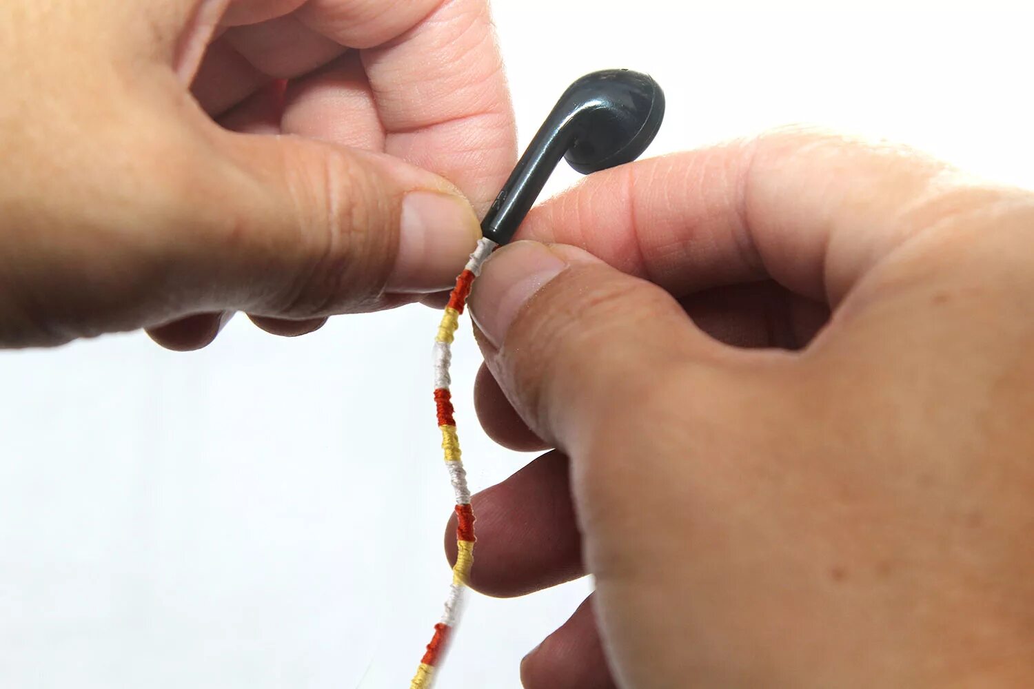 закрученный провод на наушниках. пластиковая штучка на конце наушников. как сделать наушники меньше. наушники из. самодельная гарнитура для телефона.