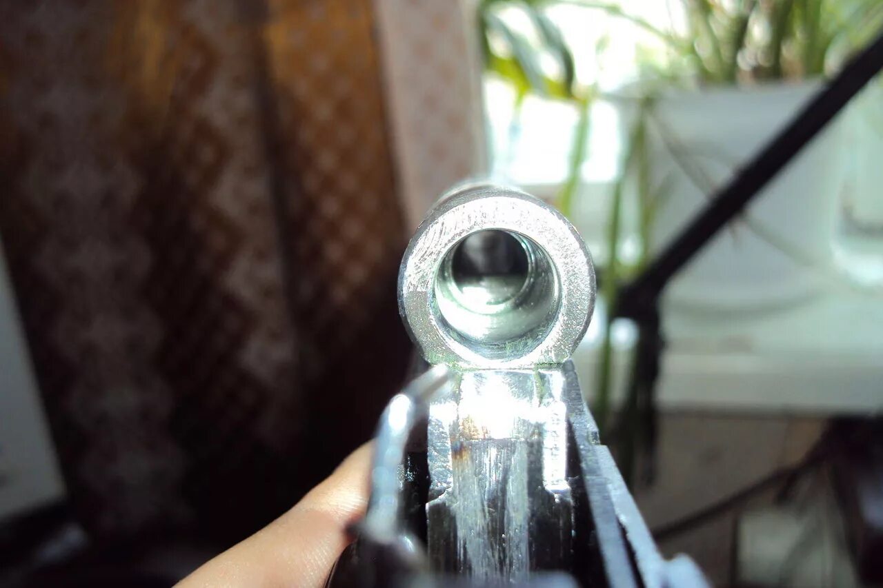 Патронник это. Патронник пистолета макарова. Патрон в патроннике пм. Пмт горка патронника. Патронник макарова.