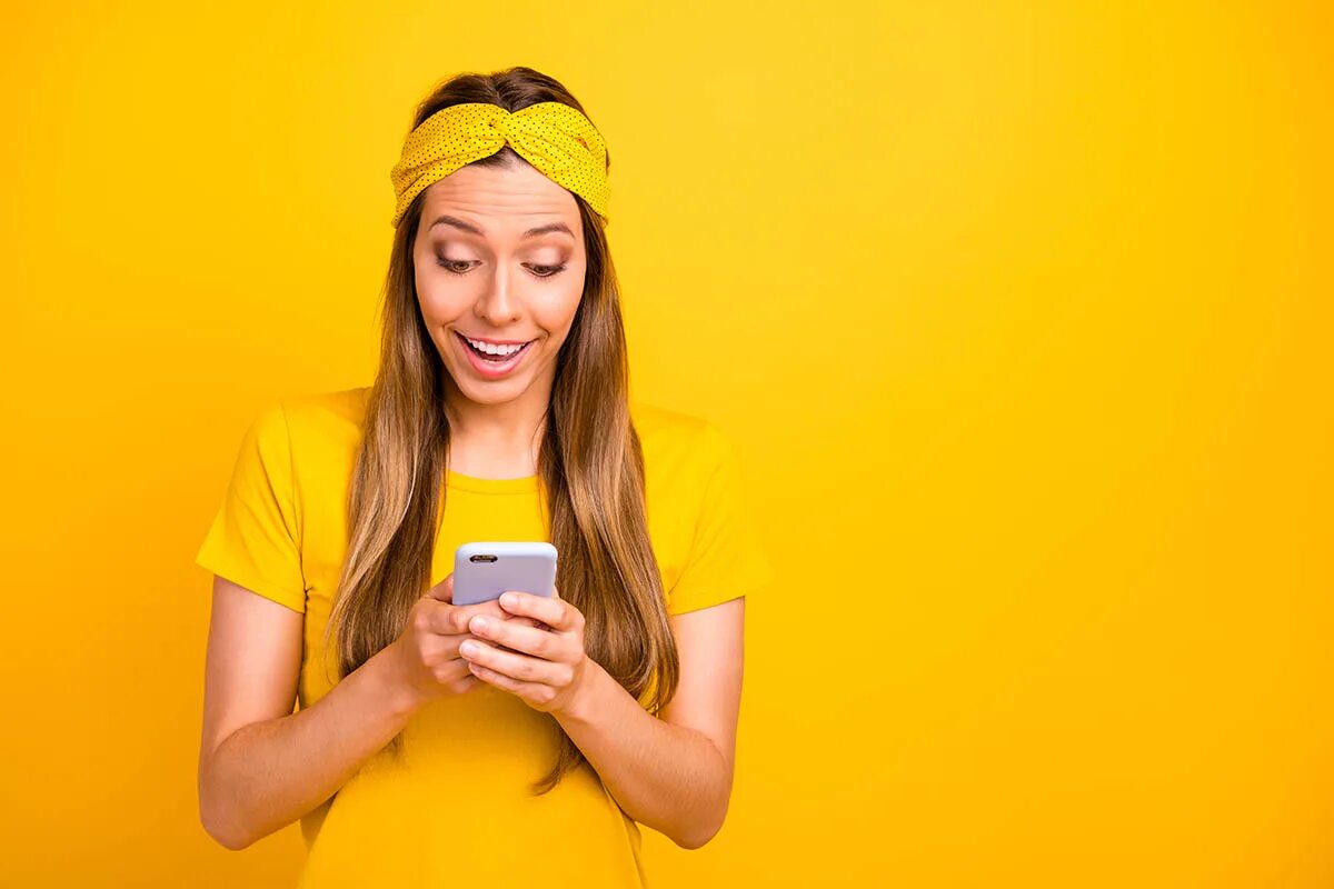 Грудастая руки над головой молодая. Желтые руки у девушки. Желтые руки у девушки. Фотосессия в одуванчиках. Желтые руки у девушки.