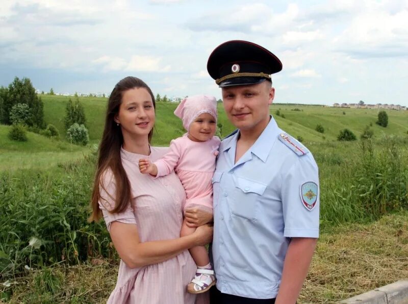 Семья полицейских. Фотосессия семьи полицейских. Фото семья полицейских. Полицейская семья Байтимировых.
