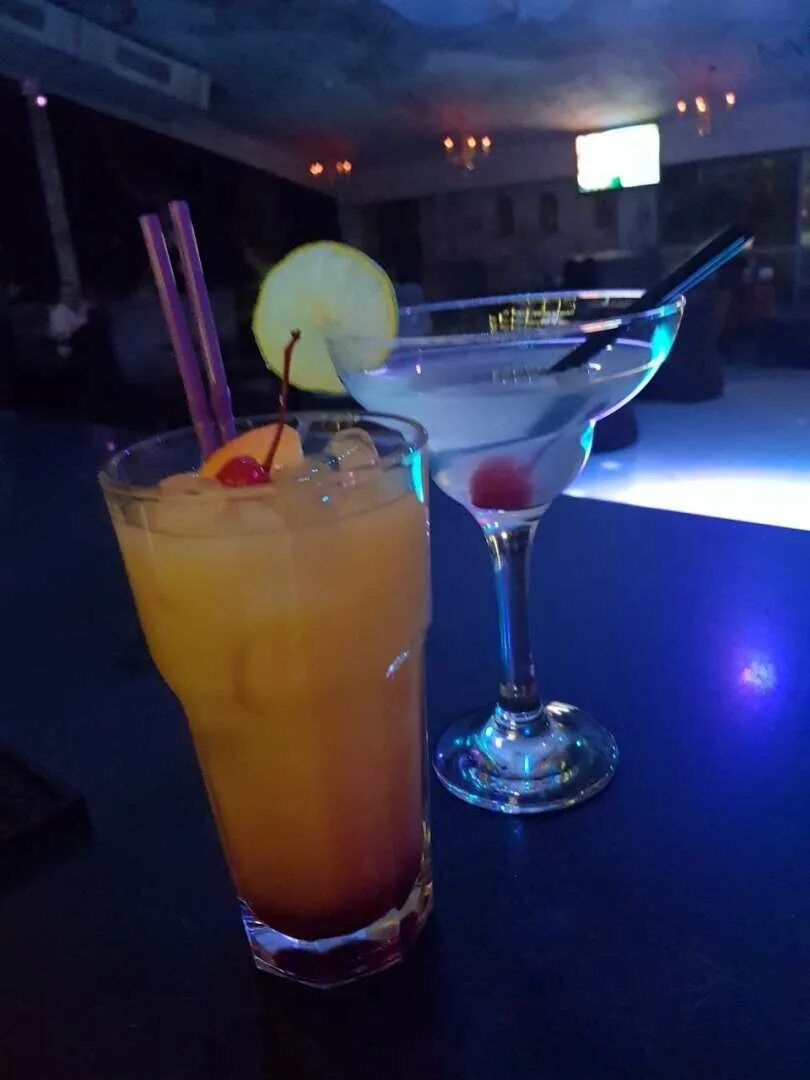 Loro lounge bar воронеж. Коктейль воронеж. Магазин коктейль воронеж. Нью-йорк сауэр коктейль. Большие коктейли в воронеже.