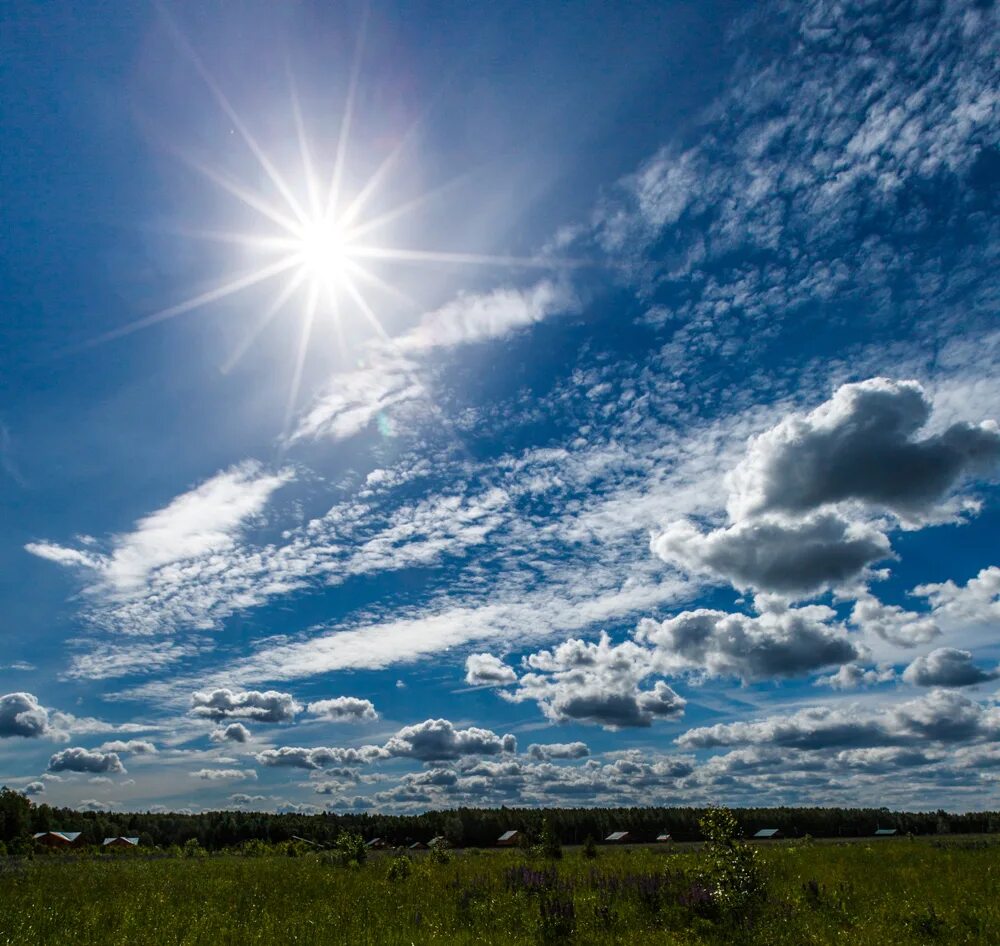 Летнее небо. Разные облака. Как выглядит небо днем. Внутри облака. Солнечное небо.