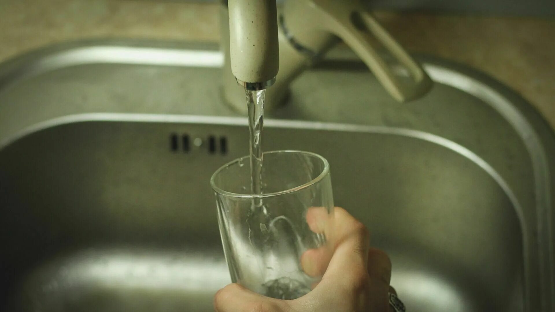 Некачественная вода. Питьевая вода. Дефицит питьевой воды. Низкое качество питьевой воды. Горячая вода опасна