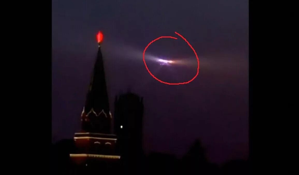 Было замечено в конце. НЛО над Кремлем пирамида 2009. НЛО над Кремлем пирамида. НЛО над Кремлем. Треугольное НЛО над Кремлем.