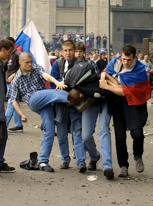 Дебош фанатов на улице города
