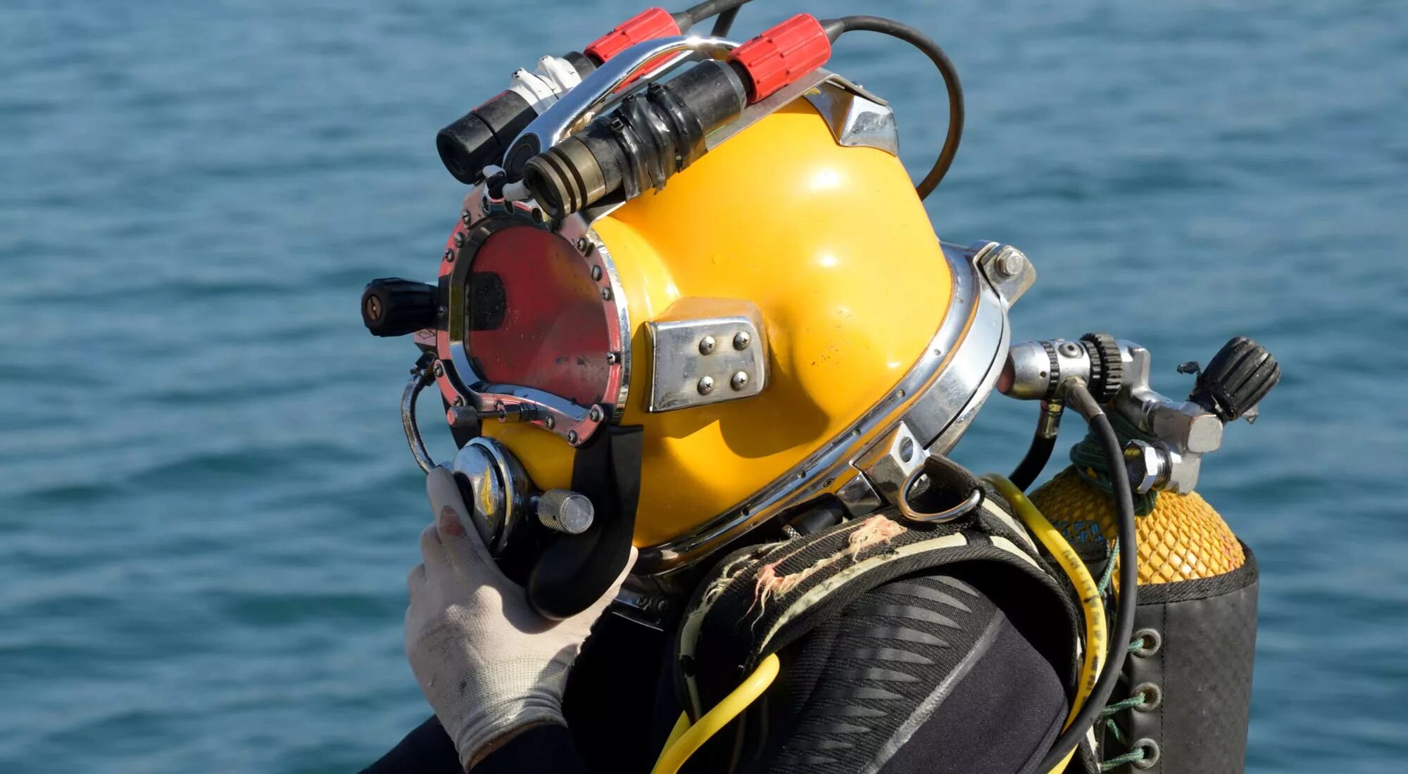 Водолазный шлем. Шлем для глубоководного погружения. Шлем водолаза. Водолазные шлемы для подводной сварки. Газ для дыхания водолазов