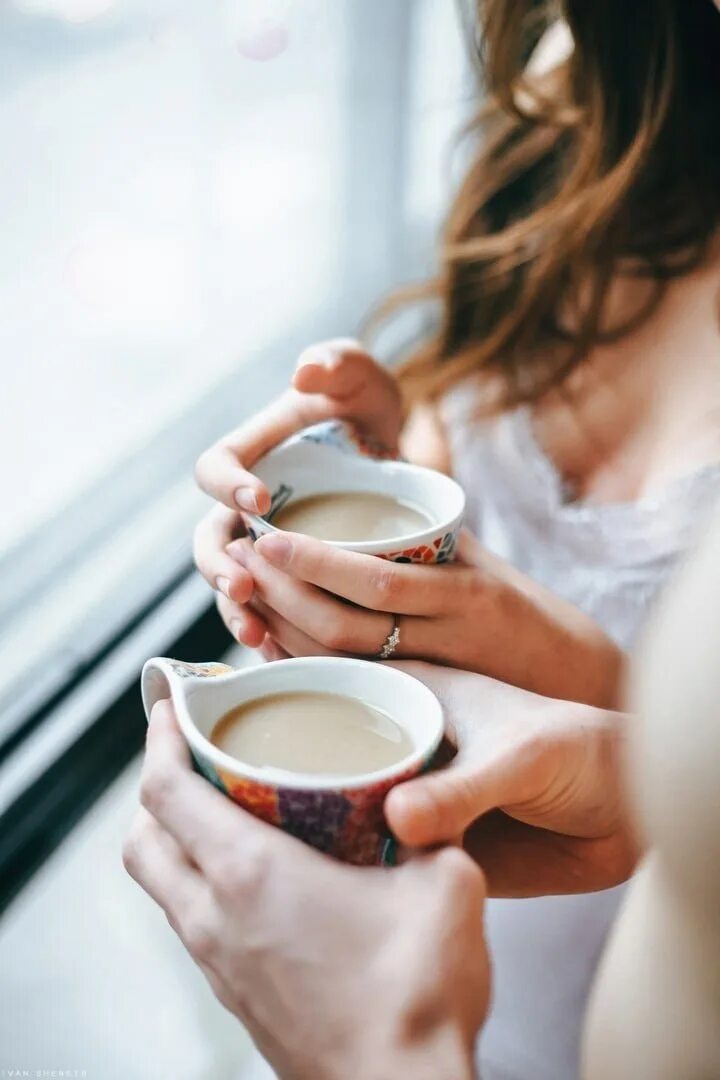 Утро ладонь. Кофе в постель. Чашка утреннего кофе в руках. Утренний поцелуй. Кофе вдвоем.