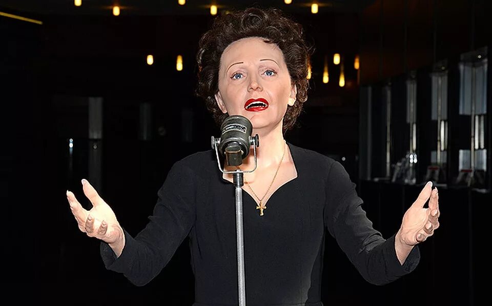 эдит пиаф. эдит пиаф 47 лет. эдит пиаф поет. эдит пиаф.