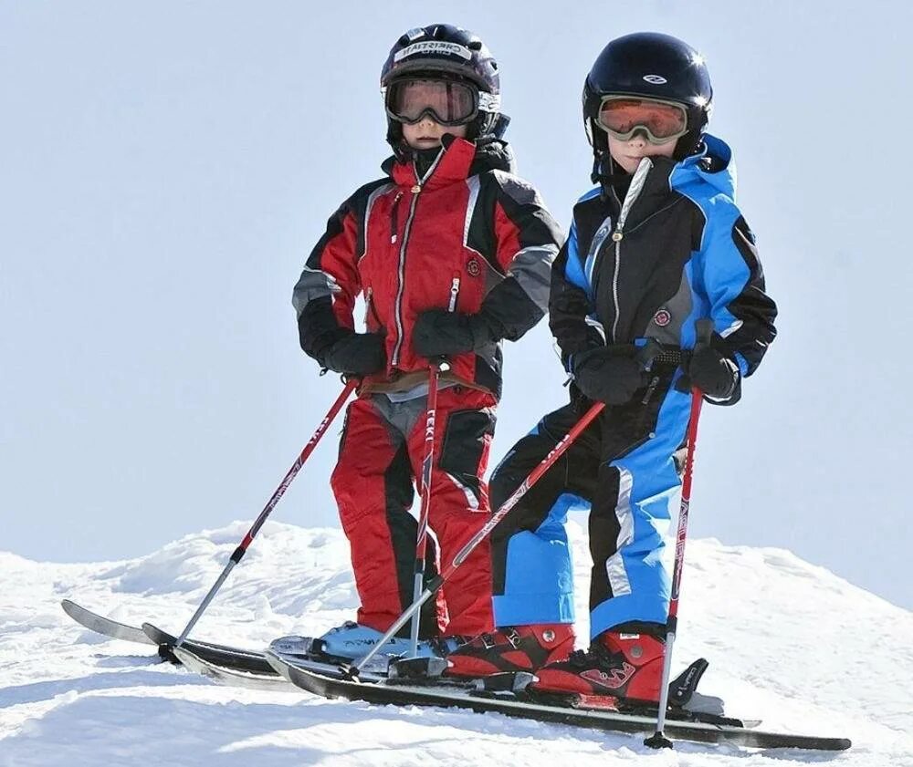 Подобрать лыжные. Дети на горных лыжах. Лыжное снаряжение для ребенка. Экипировка для горных лыж детская. Снаряжение горных лыж для детей.