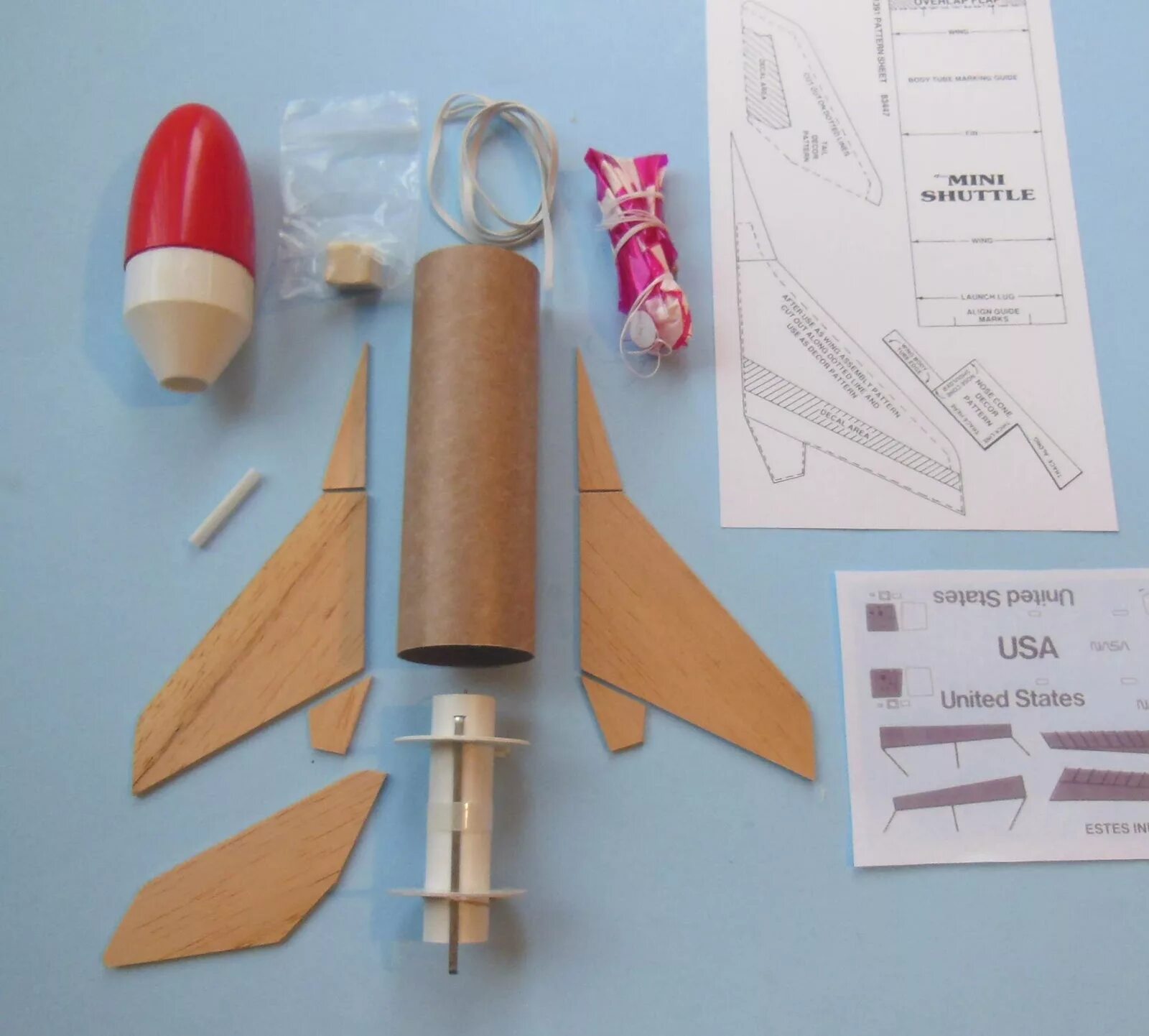 Как сделать ракету из картона своими руками. Ракета поделка. Макет ракеты. Ракета из бумаги. Поделка ракета из бумаги.