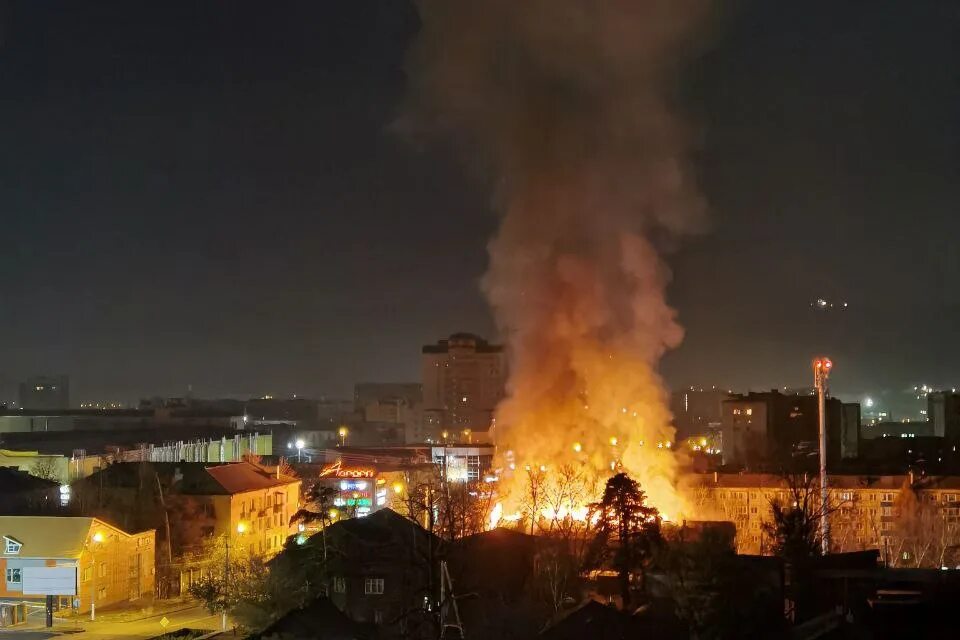 Спасся из горящей трои 4 букв. Пожар в здании. Пожар Чита. Здание горит. Пожары и взрывы.