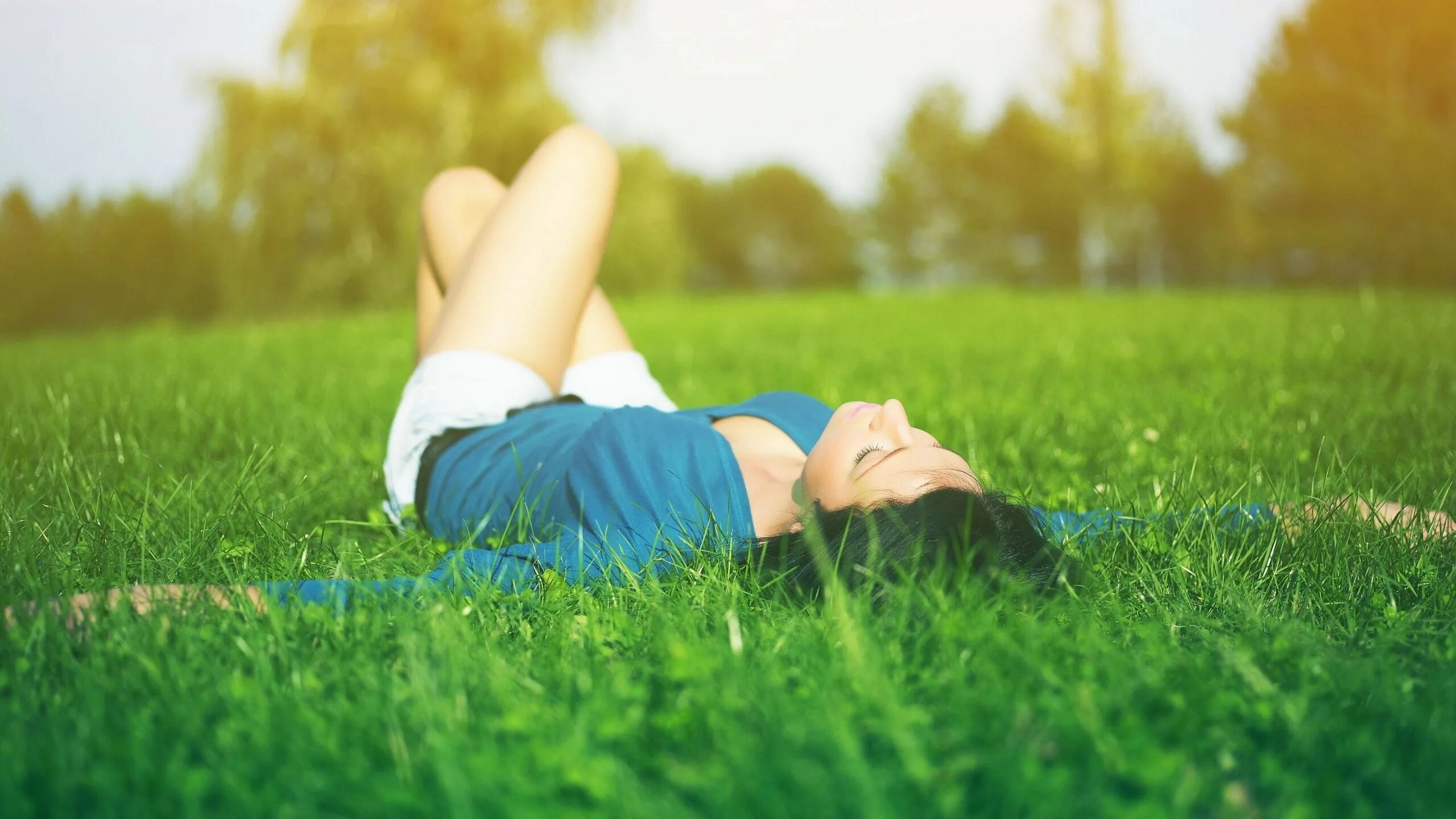Брюнетки лежа. Лежит на траве. Женщина лежит на траве. Девушка лето. Женщина лежа на траве.