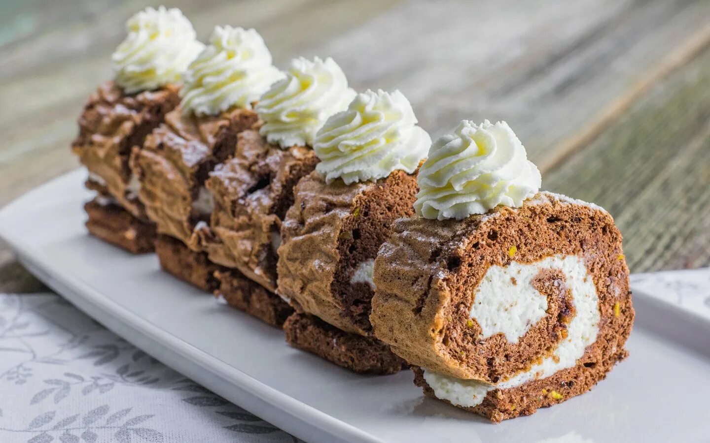 Рулет фруктовый. Бисквитный рулет трюфель. Рулет бисквитный трюфельный. Меренговый рулет тирамису. Кофейный рулет.