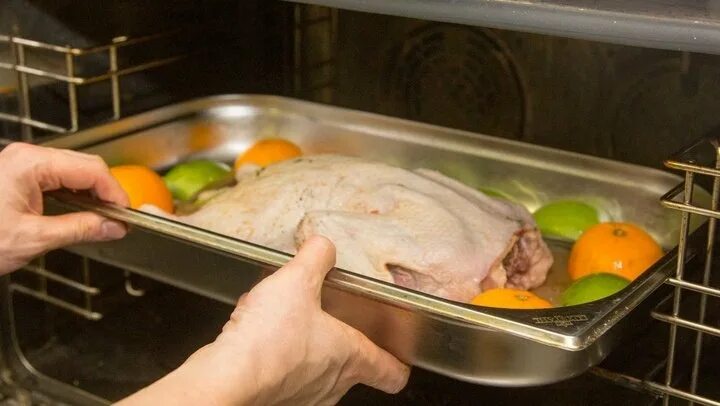 Какой стороной класть утку на противень